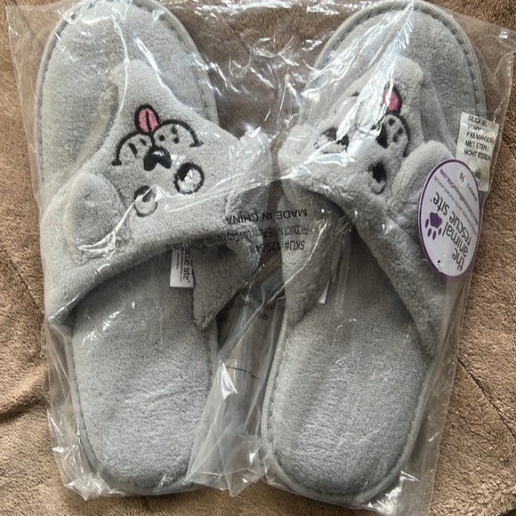 Bundle of The Animal Rescue Site Slipper Socks, Slippers, Pocket Shawl and Watch - Picture 9 of 11